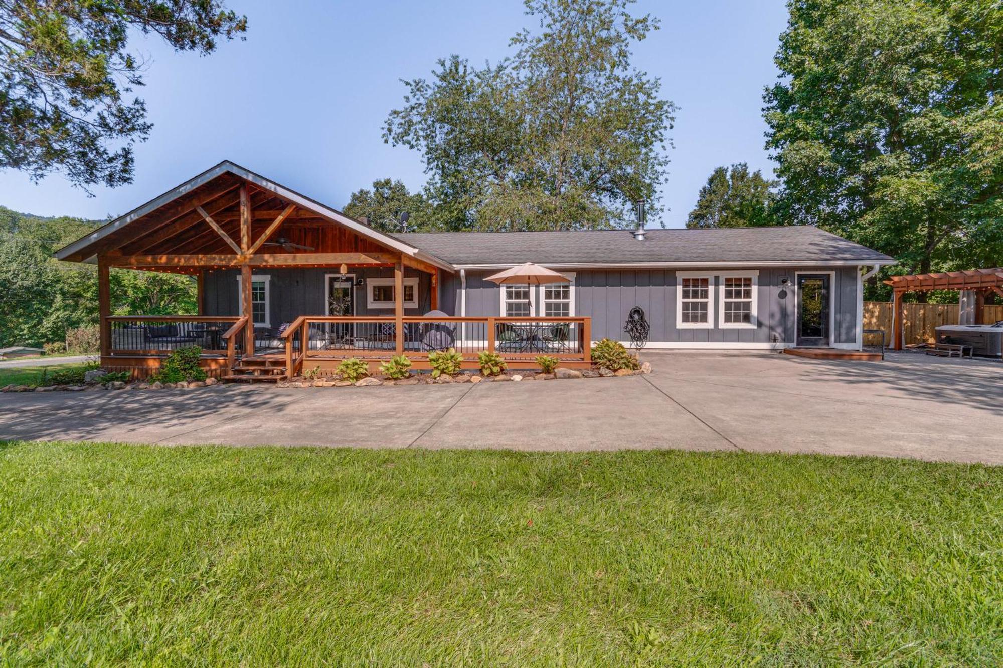 Cozy Cottage With Hot Tub Less Than 4 Mi To Black Mountain! Swannanoa Exterior photo